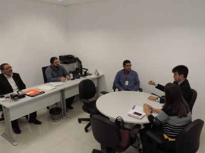 Pessoas sentadas em volta de uma mesa