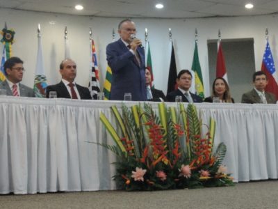 Pessoas sentadas em uma mesa