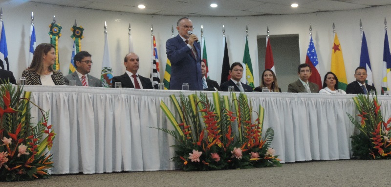 Pessoas sentadas em uma mesa 