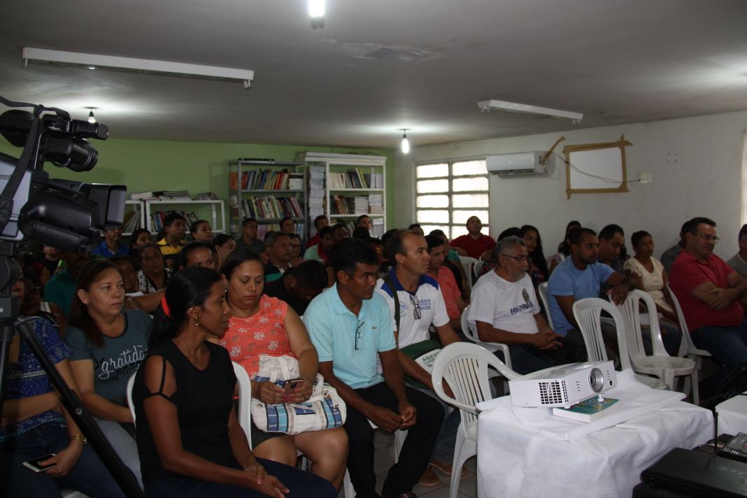 Pessoas em auditório