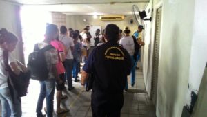 Pessoas de pé