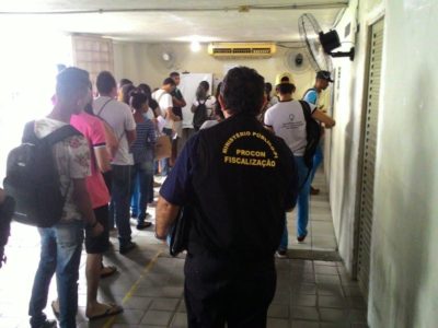 Pessoas de pé