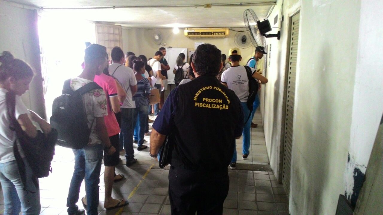 Pessoas de pé 