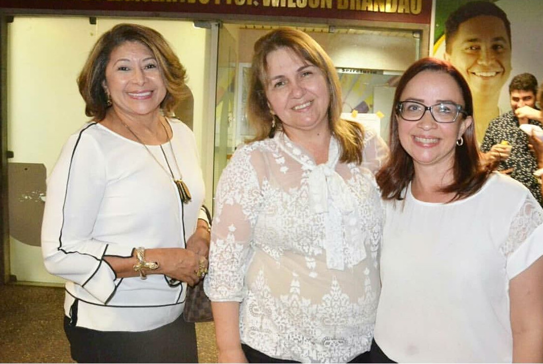 A Promotora de Justiça Ana Isabel Dias, ministrante da aula inaugural da especialização em Direito Penal (à direita), com a coordenadora do cursos na Escola do Legislativo, Socorro Barreto (centro), e a Promotora Vera Lúcia Santos, que é aluna da pós. A Promotora de Justiça Ana Isabel Dias, ministrante da aula inaugural da especialização em Direito Penal (à direita), com a coordenadora do cursos na Escola do Legislativo, Socorro Barreto (centro), e a Promotora Vera Lúcia Santos, que é aluna da pós.