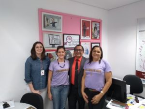 Promotor de Justiça posa de pé com assessora técnica do NUPEVID e duas integrantes do Programa Mulheres Mil