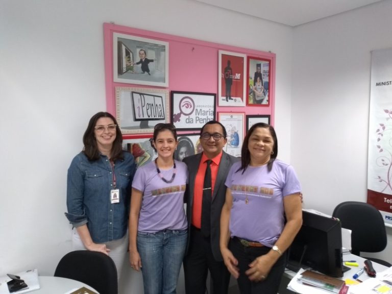 Promotor de Justiça posa de pé com assessora técnica do NUPEVID e duas integrantes do Programa Mulheres Mil