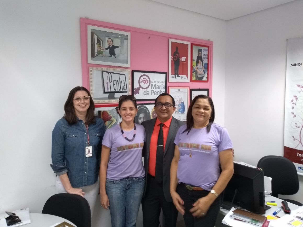 Promotor de Justiça posa de pé com assessora técnica do NUPEVID e duas integrantes do Programa Mulheres Mil
