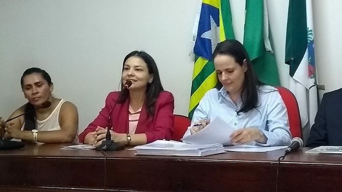 Promotora Itanieli Rotondo Sá fala ao microfone