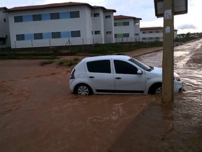 Foto de carro em meio a uma rua alagada