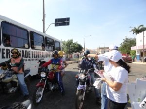 pessoas no transito