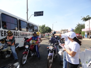 pessoas no transito
