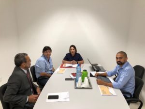 Pessoas sentadas em volta de uma mesa