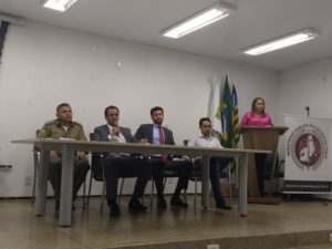 Pessoas sentadas em uma mesa