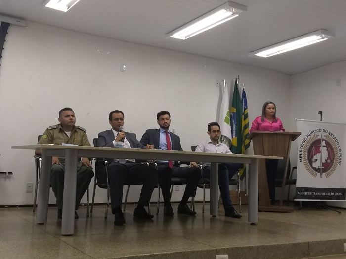 Pessoas sentadas em uma mesa