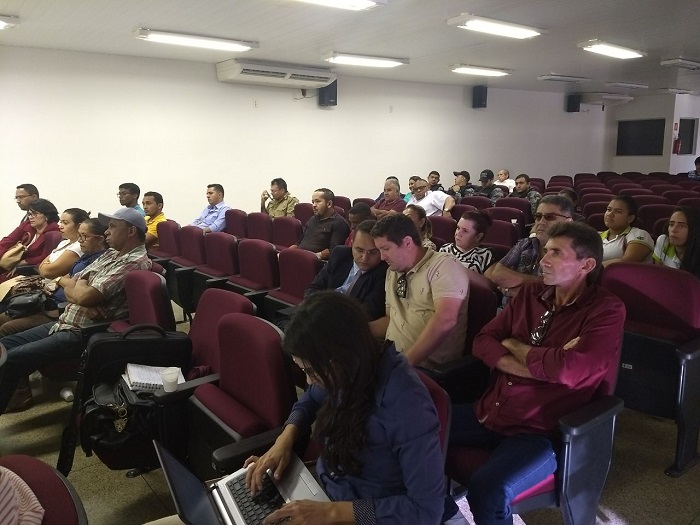 Pessoas sentadas em auditório 