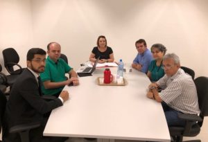Pessoas sentadas em volta de uma mesa