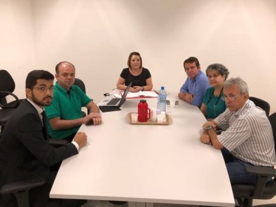 Pessoas sentadas em volta de uma mesa
