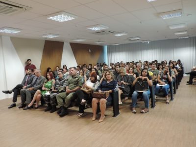 Pessoas sentadas em auditório