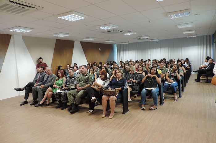 Pessoas sentadas em auditório
