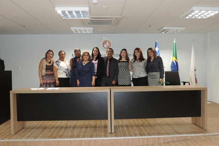 Pessoas de pé sorrindo