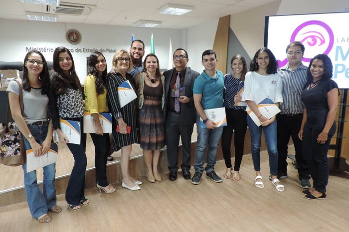 Pessoas de pé sorrindo