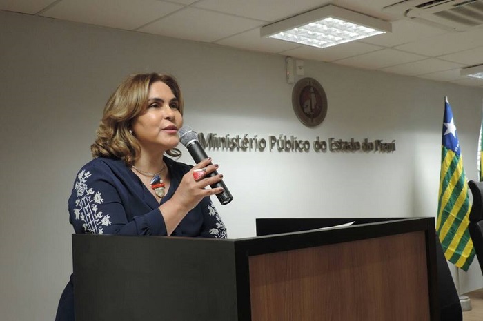 Mulher segurando um microfone e falando