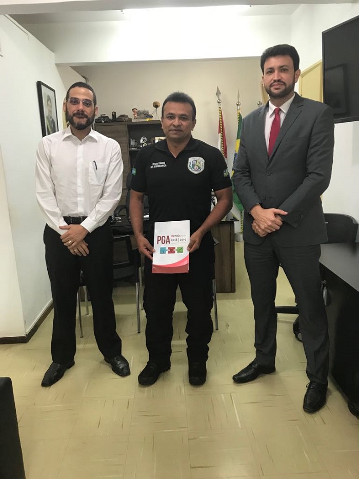Pessoas de pé