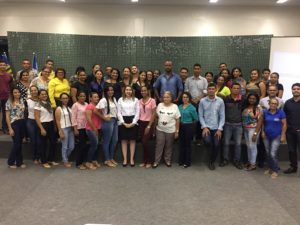 Pessoas de pé sorrindo