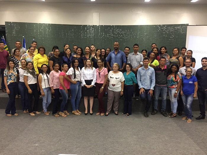 Pessoas de pé sorrindo