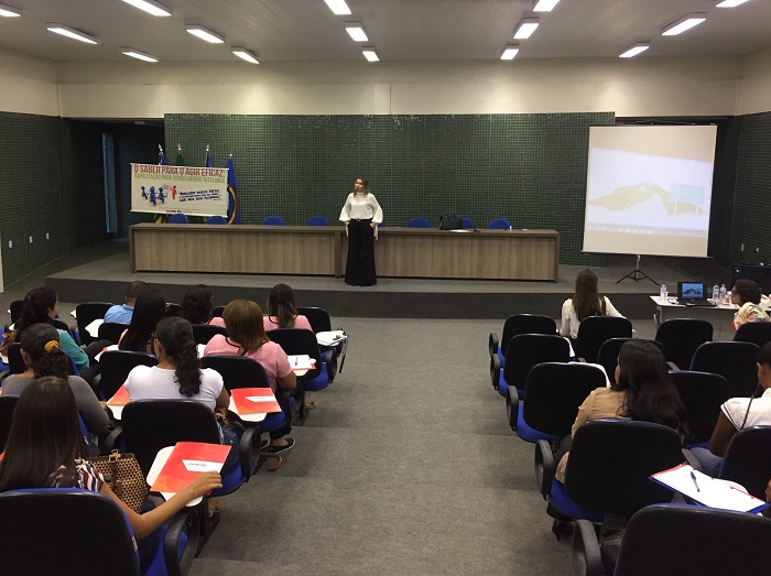 Pessoas sentadas em auditório 