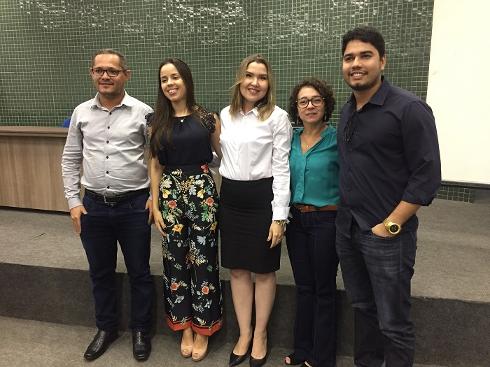 Pessoas de pé 