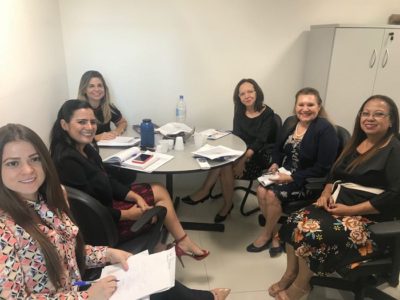 Pessoas sentadas