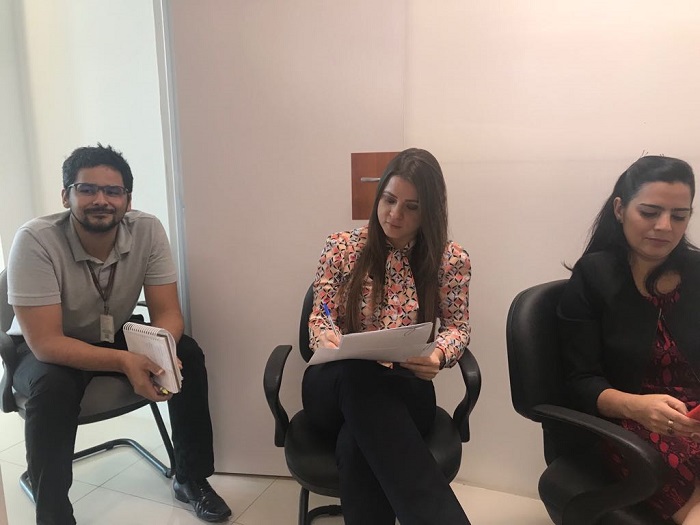 Pessoas sentadas 