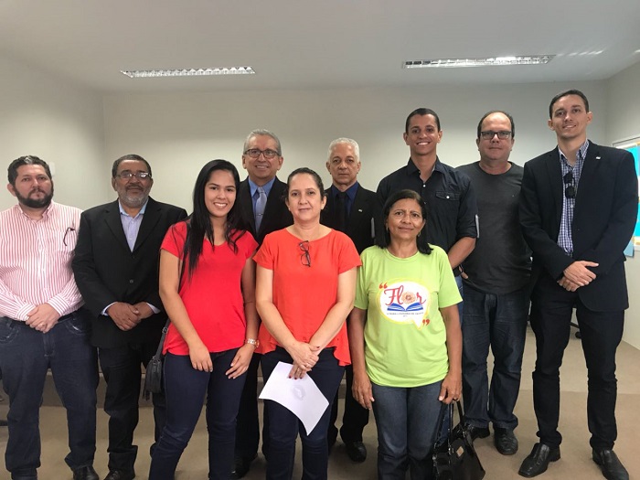 Pessoas de pé sorrindo