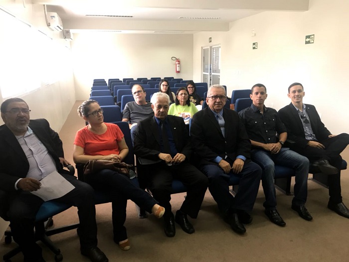 Pessoas sentadas em auditório 