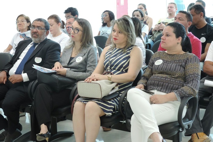 Pessoas sentadaS EM AUDITÓRIO 