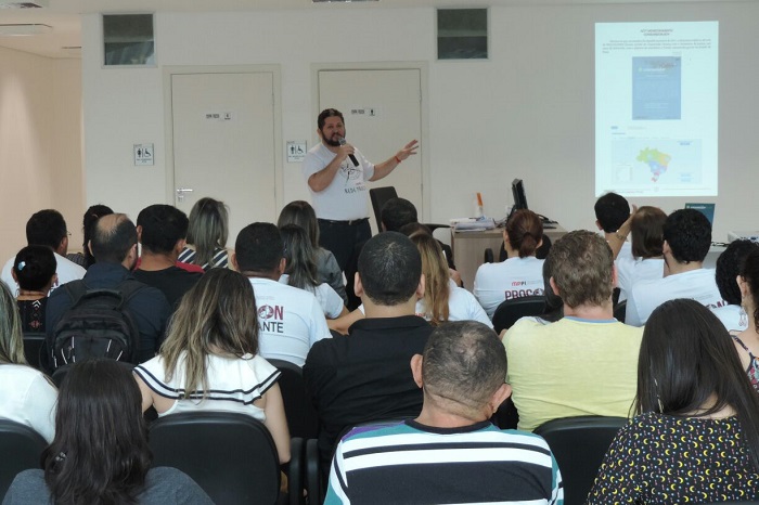 Pessoas sentadas assistindo apresentação 