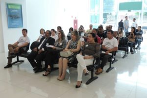 Pessoas sentadas em auditório