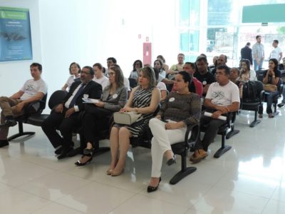 Pessoas sentadas em auditório