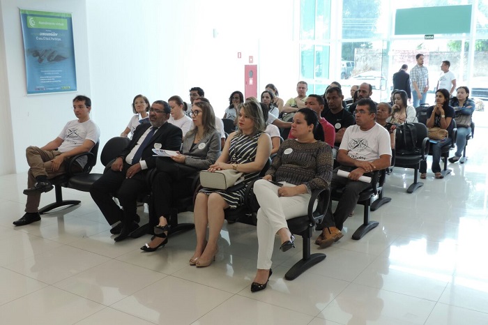 Pessoas sentadas em auditório