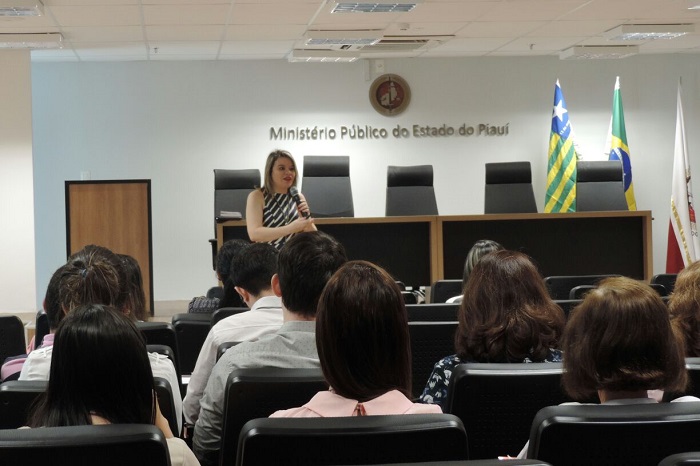 Pessoas sentadas assistindo palestra 