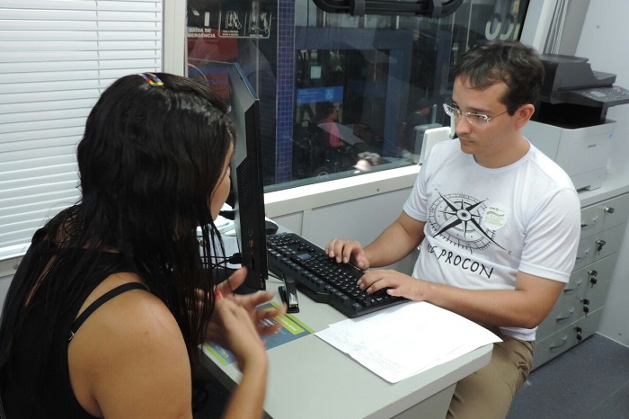 Pessoa sendo atendida por um servidor do Procon