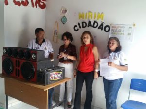 Pessoas de pé