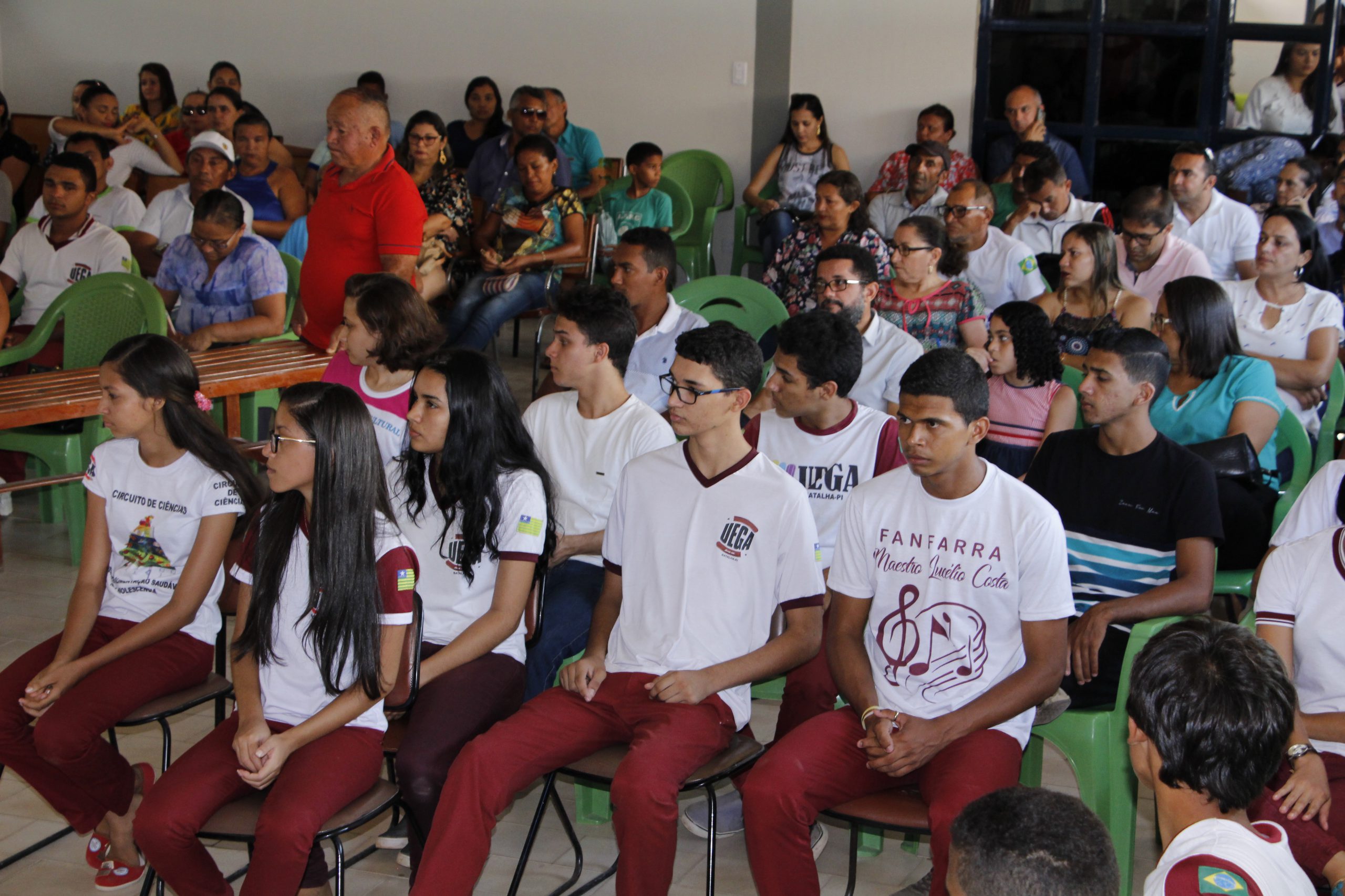 Pessoas sentadas em auditório 