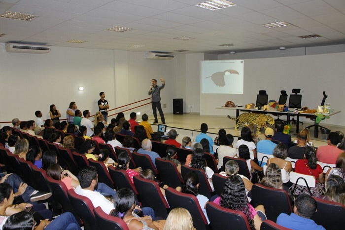 Pessoas sentadas em auditório