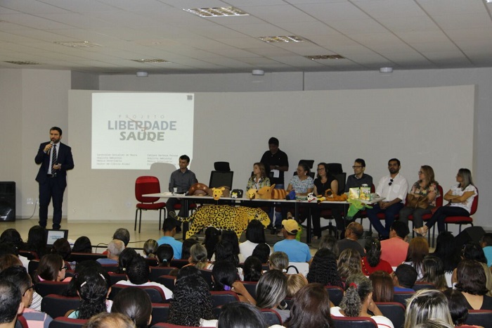 Pessoas sentadas em auditório 