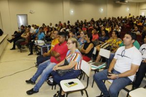 Pessoas sentadas em auditório