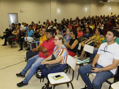 Pessoas sentadas em auditório
