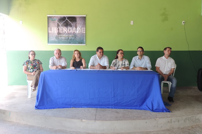 Pessoas sentadas em uma mesa 
