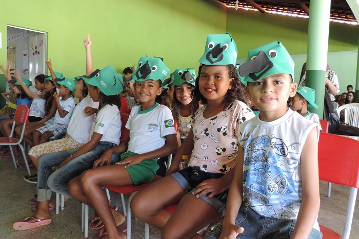 Crianças com chapéu falando 